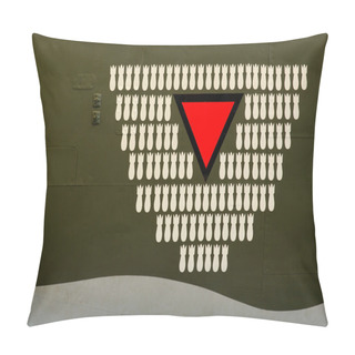 Personality  Bombradment-signaisation On A British WWII-bombing Aircraft Pillow Covers