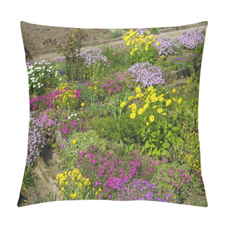 Personality  Blooming Aubrieta Plants Pillow Covers