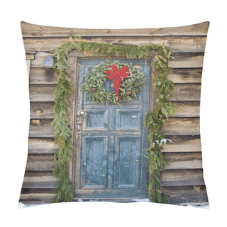 Personality  Christmas At A Log Cabin Pillow Covers