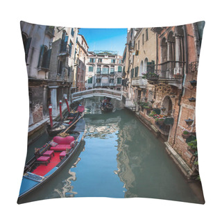 Personality  Image Of Picturesque Chanels Of Venice In Italy Pillow Covers