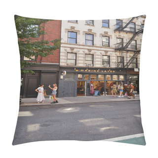 Personality  NEW YORK, USA - NOVEMBER 26, 2022: Pedestrians Near Marine Layer Clothing Store In Shopping District Pillow Covers