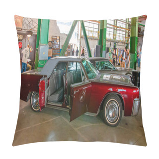 Personality  Classical American Vintage Car 1961 Lincoln Continental Limousin Pillow Covers