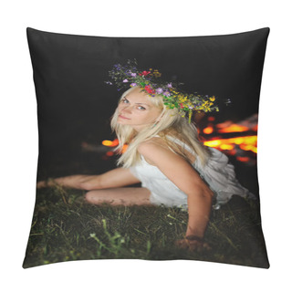 Personality  Ukrainian Girl With A Wreath Of Flowers On Her Head Against A Ba Pillow Covers