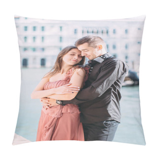 Personality  Couple Posing On Seafront During Honeymoon In Venice Pillow Covers