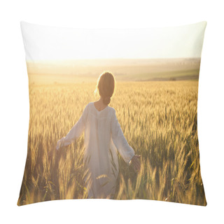 Personality  Woman In A Wheat Field Pillow Covers