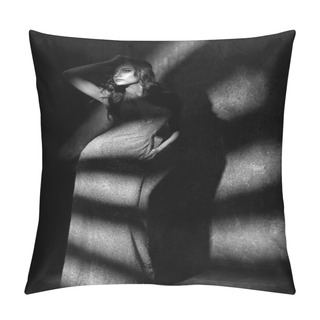 Personality  Girl In The Shadow Full-length Pillow Covers