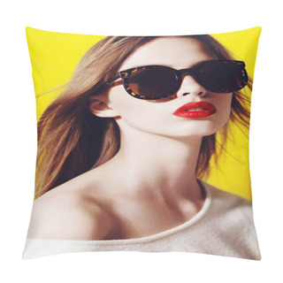 Personality  Beautiful Girl In Sunglasses Pillow Covers
