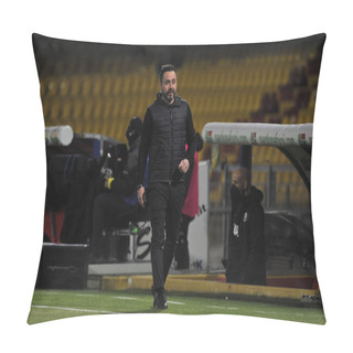 Personality  Roberto De Zerbi Coach Of Sassuolo, During The Match Of The Italian Football League Serie A Between Benevento Vs Sassuolo Final Result 0-1, Match Played At The Ciro Vigorito Stadium In Benevento. Italy, April 12, 2021.  Pillow Covers