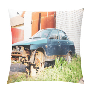 Personality  Car Without Wheels On Bricks At The Garage Pillow Covers