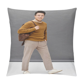 Personality  A Fashionable Young Man Strikes A Dynamic Pose In A Brown Sweater And Tan Pants, Showcasing His Elegant Attire. Pillow Covers