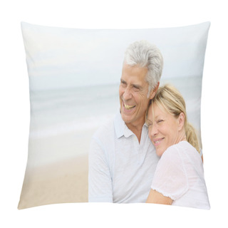 Personality  Couple Embracing On The Beach Pillow Covers