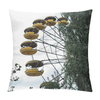 Personality  PRIPYAT, UKRAINE - AUGUST 15, 2019: Rusty Yellow Ferris Wheel In Amusement Park In Chernobyl  Pillow Covers