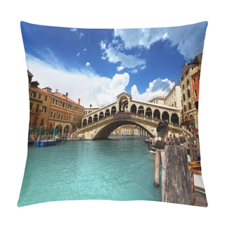 Personality  Rialto Bridge In Venice, Italy Pillow Covers