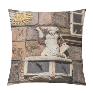 Personality  Edinburgh, Scotland, UK - June 13, 2012: Sundial On Facade Of John Knox House, A Protestant Reformer. Bearded Man Looking Up At Golden Sun, Named God. Pillow Covers