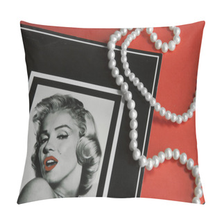 Personality  Card With Marilyn Monroe Portret Pillow Covers
