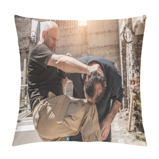 Personality  Knee Strike To The Head Street Fight Pillow Covers