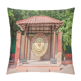 Personality  World Peace Gong Pillow Covers