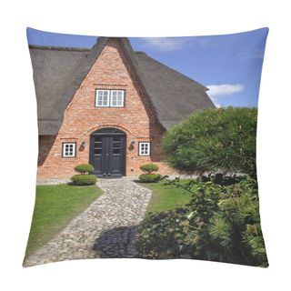 Personality  A Pointed Thatched Roof In Kampen On Sylt Pillow Covers
