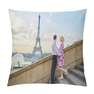 Personality  Couple In Front Of The Eiffel Tower In Paris, France Pillow Covers
