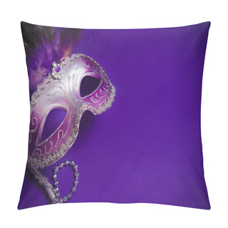 Personality  Purple Mardi-Gras Or Venetian Mask On Purple Background Pillow Covers