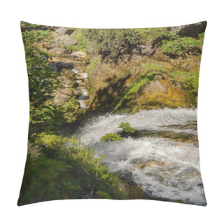 Personality  Rushing Mountain Stream - Waterfall Pillow Covers