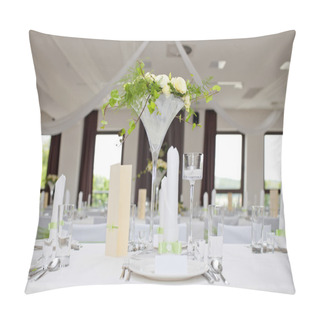 Personality  Wedding Table With Bouquet Of Roses Pillow Covers