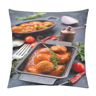 Personality  Close Up View Of Meatballs With Tomato Sauce In Bowl On Black Tabletop Pillow Covers