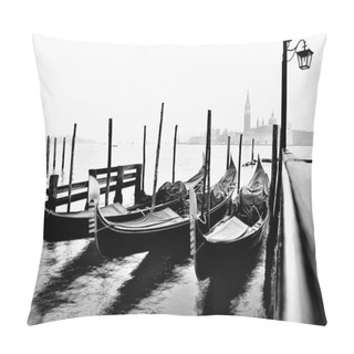 Personality  Moving Gondolas In Venice Pillow Covers
