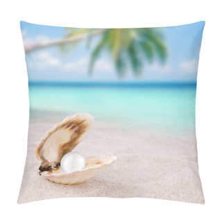 Personality  An Open Shell With A Pearl. Pillow Covers