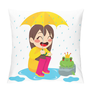 Personality  Girl Looking At Little Frog Pillow Covers