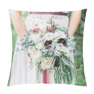Personality  Beautiful Wedding Bouquet In Bride's Hands Pillow Covers