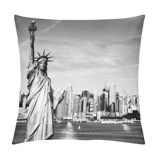 Personality  Afternoon Vibrant Capture Of New York Midtown Over Hudson Pillow Covers
