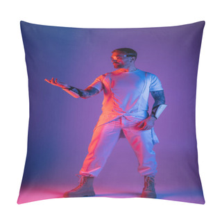 Personality  A Man Clad In A Pristine White Shirt And Pants Stands Confidently In A Virtual Reality Studio, His Presence Emanating Elegance. Pillow Covers