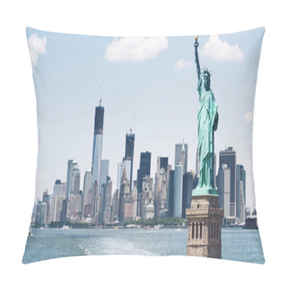 Personality  Brooklyn Bridge And Manhattan Skyline With The Statue Of Liberty Pillow Covers