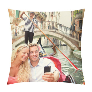 Personality  Couple Taking Selfie In Gondola Pillow Covers