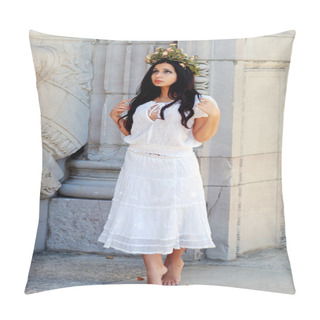 Personality  Hispanic Lady With A Flower Crown Standing On Her Tip Toes Pillow Covers