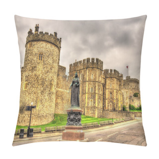 Personality  Statue Of Queen Victoria In Front Of Windsor Castle - England Pillow Covers