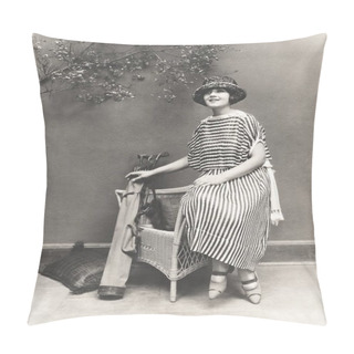 Personality  Woman With Golf Clubs Pillow Covers