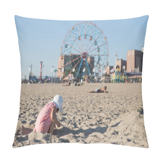 Personality  Little Girl Playing With Sand On The Beach Pillow Covers