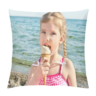Personality  Little Girl Eating Ice Cream On Beach Vacation Pillow Covers