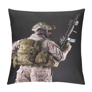 Personality  US Army Soldier On Dark Background Pillow Covers