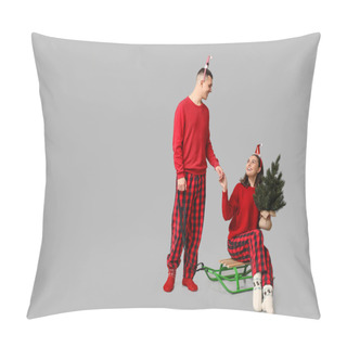 Personality  Happy Young Couple In Christmas Pajamas, With Sledge And Coniferous Tree On Grey Background Pillow Covers