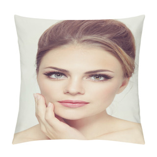 Personality  Stylish Girl With Hair Bun Pillow Covers