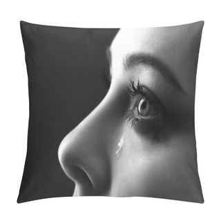 Personality  Beauty Girl Cry On Black Background Pillow Covers