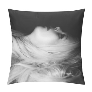 Personality  Classic Old Hollywood Timeless Beautiful Model On Isolated Black Background Pillow Covers