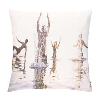 Personality  Happy Friends Splashing Water Pillow Covers