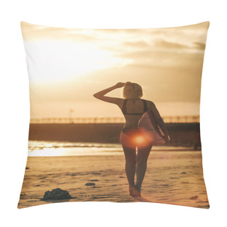 Personality  Back View Of Girl Posing With Surfboard On Beach At Sunset With Back Light Pillow Covers
