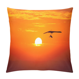 Personality  Hang Gliding In The Sunset Pillow Covers