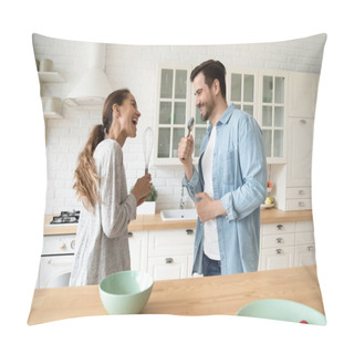 Personality  Funny Couple Singing In Kitchenware Microphones Having Fun In Kitchen Pillow Covers