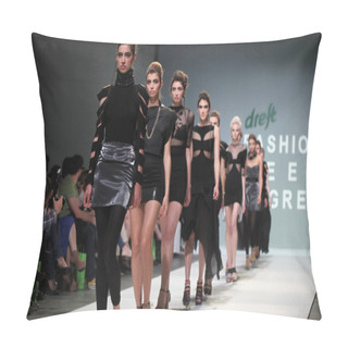 Personality  Zagreb Fashion Week Pillow Covers